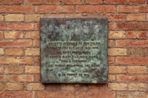 Този комин на Кан Фолч, построен в периода 1898–1900 г., беше реставриран, за да остане в кватртал Nova Icària като свидетелство за индустриалното минало на района