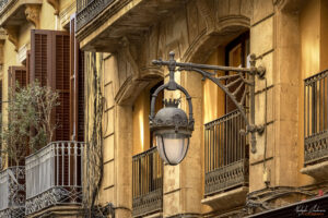 Старинна лампа из уличките на Барселона