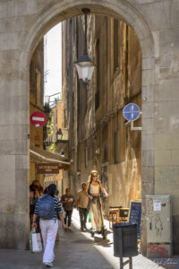 Из тесните улички на готическия квартал на Барселона