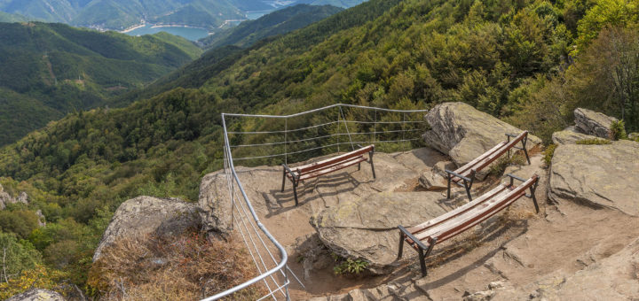 Наблюдятелната площадка на Бекови скали.