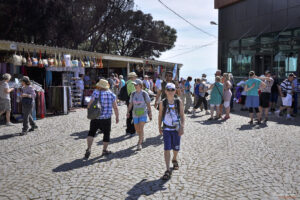 От паркинга и лифта към входа на Пергамския акропол