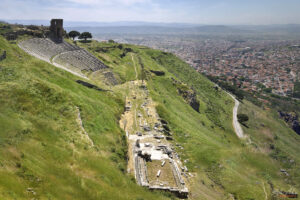Пергамският амфитеатър с театралната улица и храмът на Дионисий