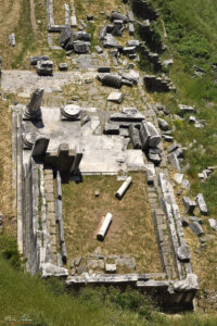 Храмът на Дионисий в краят на театралната улица