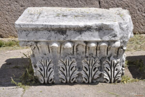 Част от мраморен капител