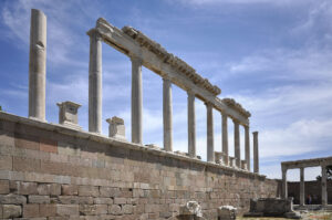 Част от възстановената колонада до храма на Траян в Пергам