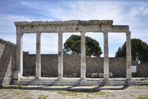 Част от възстановената колонада до храма на Траян в Пергам