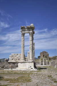 Пергамския акропол - възстановена колонада на храма на Траян