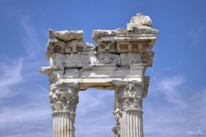 Антаблеман с изящни капители на храма на Траян в Пергамския акропол