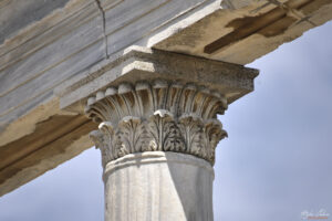 Изящни капители на храма на Траян