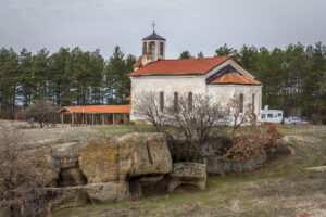Църква Свети Георги над скално светилище "Провиралката"