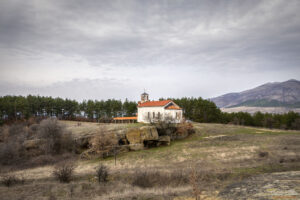 Църква Свети Георги над скално светилище "Провиралката"