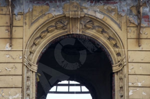 Красиви арки с орнаменти на входовете на Царската гара в Казичене