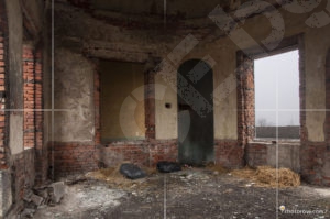 Приемния салон се е отоплявал с две кахлени печки разположени от двете страни на входа в нишите на стените.