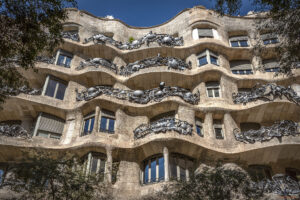 Фасадата на Casa Mila Barcelona в Барселона изградена по проект на Гауди