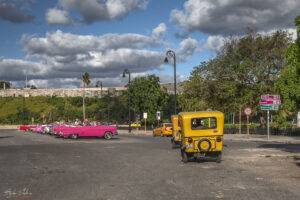 Класически ретро автомобили и "Coco Taxi" в Хавана, Куба