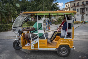 Разновидност на &bdquo;Coco Taxi&ldquo; по улиците на Хавана, Куба