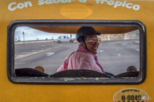 Атрактивните водачи на &bdquo;Coco Taxi&ldquo; - Хавана, Куба
