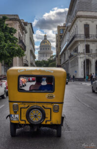Пътуване с &bdquo;Coco Taxi&ldquo; към Капитолия в Хавана, Куба
