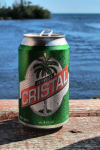 Какво му трябва на човек - изпотено кенче бирана на брега на Карибско море