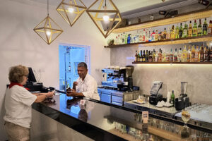 Последни покупки за изразходване на обменените кубински песо.