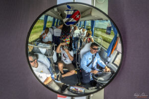 Селфи в автобус. Apple е на изключителна почит в Куба