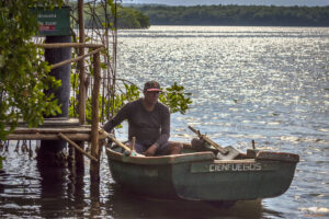 Лодкар в лагуната Guanaracoa в очакване на поредните клиенти