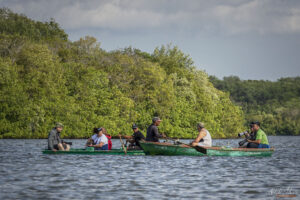 Плоскодъни, доста несигурни гребни лодки за разходка в лагуната Guanaracoa