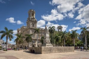 Централният площад Palacio del Centro и Националния музей на изящните изкуства в Хавана, Куба