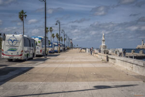 Крайбрежният булевард Malec&oacute;n в Хавана, Куба