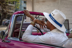 Екзотичните водачи на класическите ретро автомобили в Хавана, Куба