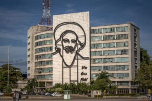 Reto car Tour в Хавана - Площад на Революцията, сграда със силует на Камило Сиенфуегос