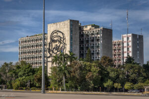 Reto car Tour в Хавана - Площад на Революцията, сграда със силует на Че Гевара