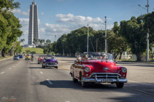Класически американски ретро автомобили на фона на мемориала Jos&eacute; Mart&iacute;