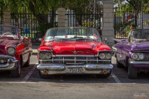 Класически американски ретро автомобили подредени в очакване на туристи