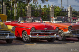 Класически американски ретро автомобили подредени за туристически обиколки на Хавана