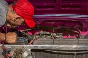 Преглед на автомобила, преди да започне обиколката с туристи