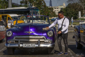 При всяка спирка, шофьорите на ретро колите внимателно ги почистват до блясък