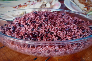 "Moros y Cristianos" - класическо кубинско ястие от ориз и черен боб