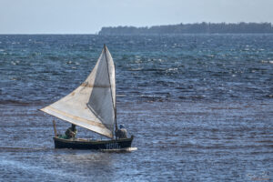 Залива на прасетата, Куба- прибираща се екзотична рибарска лодка под ветрила