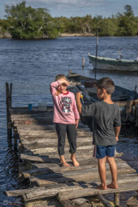 Залива на прасетата, Куба - децата разглеждат подарените им близалки