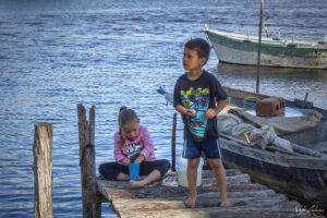 Залива на прасетата, Куба - детски игри на рибарския пристан