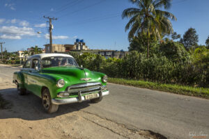 Залива на прасетата, Куба - класически американски ретро автомобил в движение