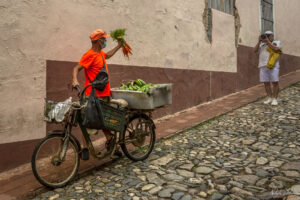Търговци предлагат стоката си директно на улицата