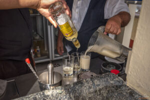 Приготвяне на коктейл "Пина Колада"