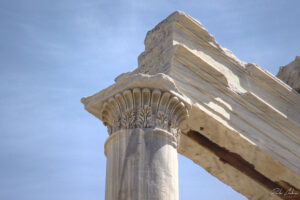 Изящните капители на храма на Траян в Пергам