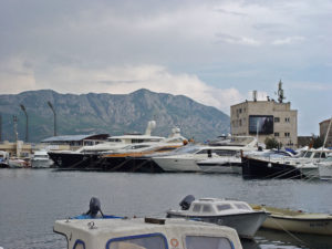 Луксозните яхти в пристанището на Будва
