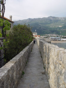 По крепостната стена на стария град Будва