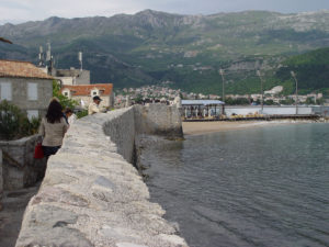 Крепостната стена на цитаделата в Будва