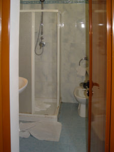 Банята на хотела в Дурес