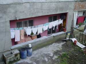 Гледката от прозореца в Дурес зад тежките завеси